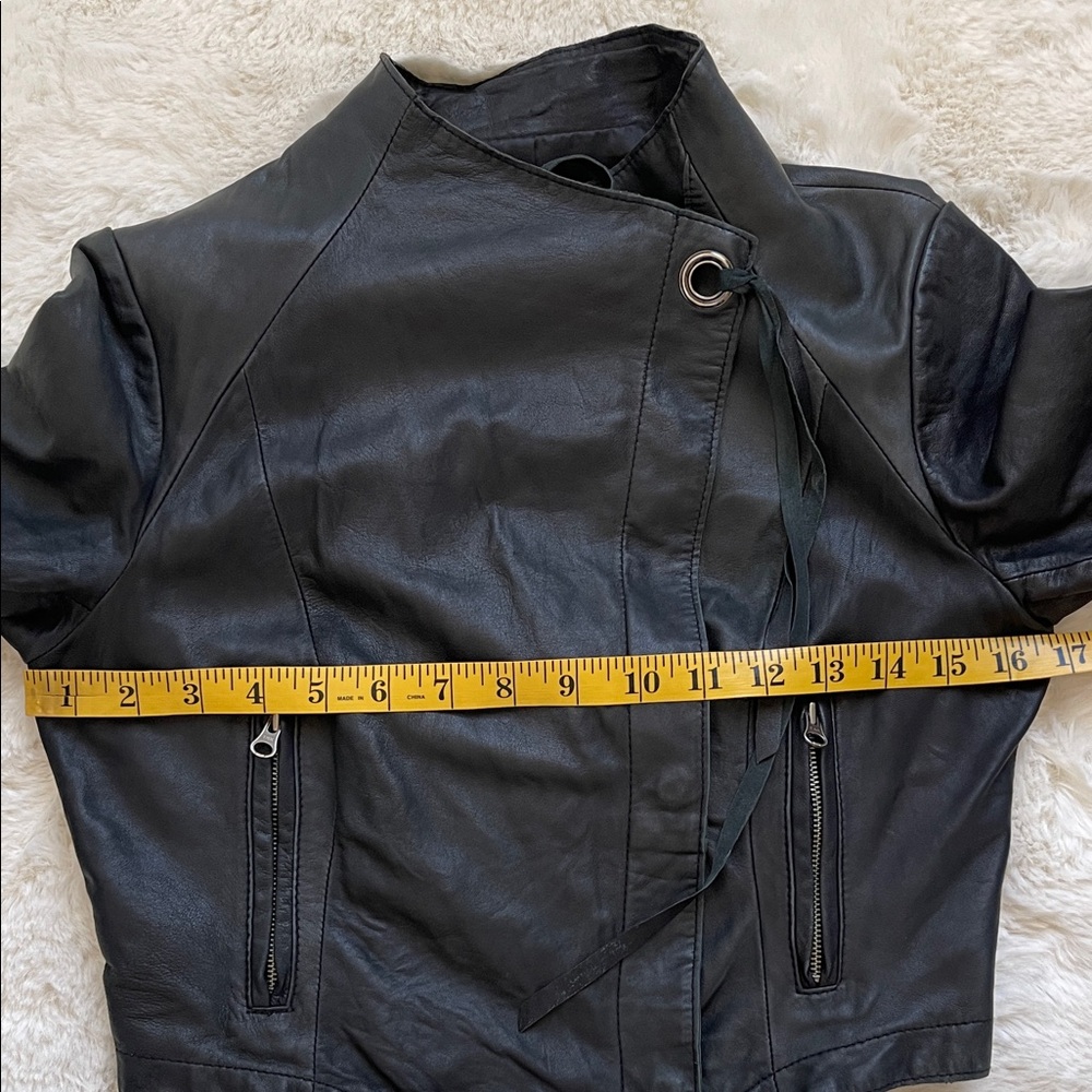 Chic Black Leather Jacket - image 7